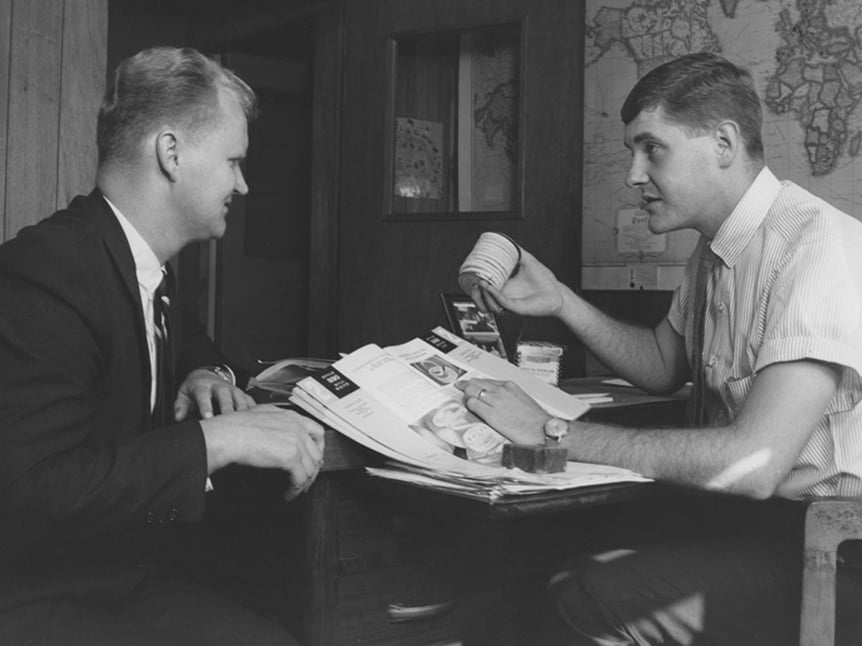 1952 - Specialist with a customer